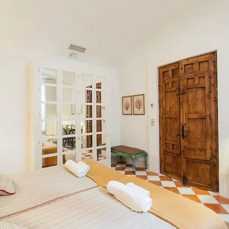 Casa Patio Del Siglo Xix * Севилья